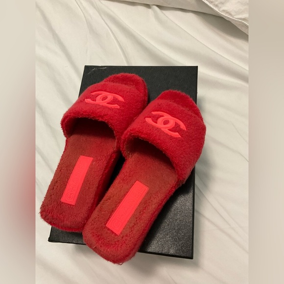 Chanel 2022 Interlocking CC Logo Slides red - Picture 6 of 15